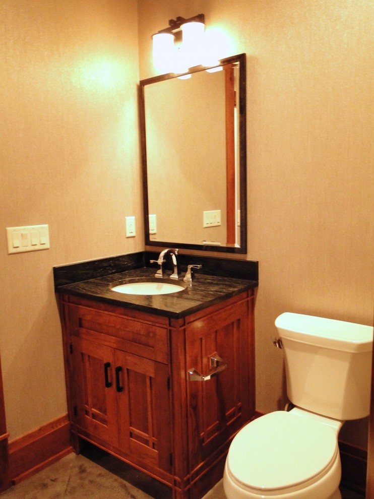 デンバーにある高級な小さなラスティックスタイルのおしゃれなトイレ・洗面所 (ソープストーンの洗面台) の写真