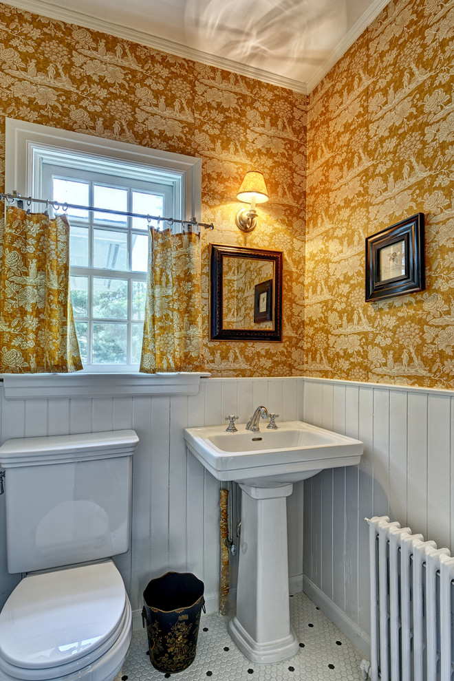 Ispirazione per una piccola stanza da bagno con doccia classica con WC monopezzo, pareti marroni, pavimento con piastrelle in ceramica, lavabo a colonna e pavimento bianco