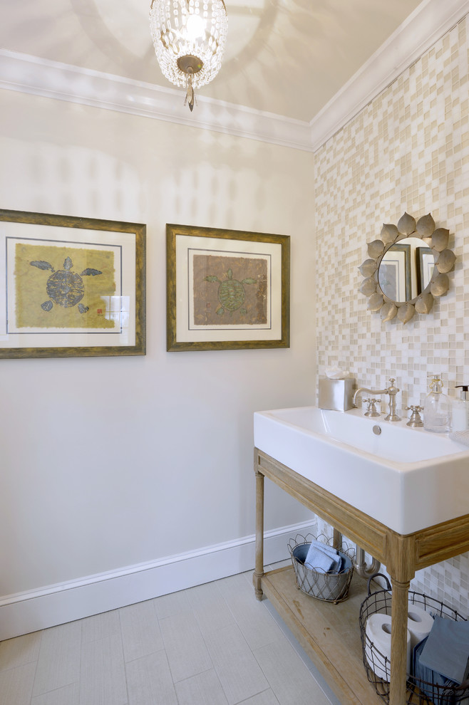 Inspiration för stora klassiska en-suite badrum, med ett fristående handfat, släta luckor, vita skåp, en dusch i en alkov, en toalettstol med separat cisternkåpa, beige kakel, glaskakel, vita väggar och klinkergolv i keramik