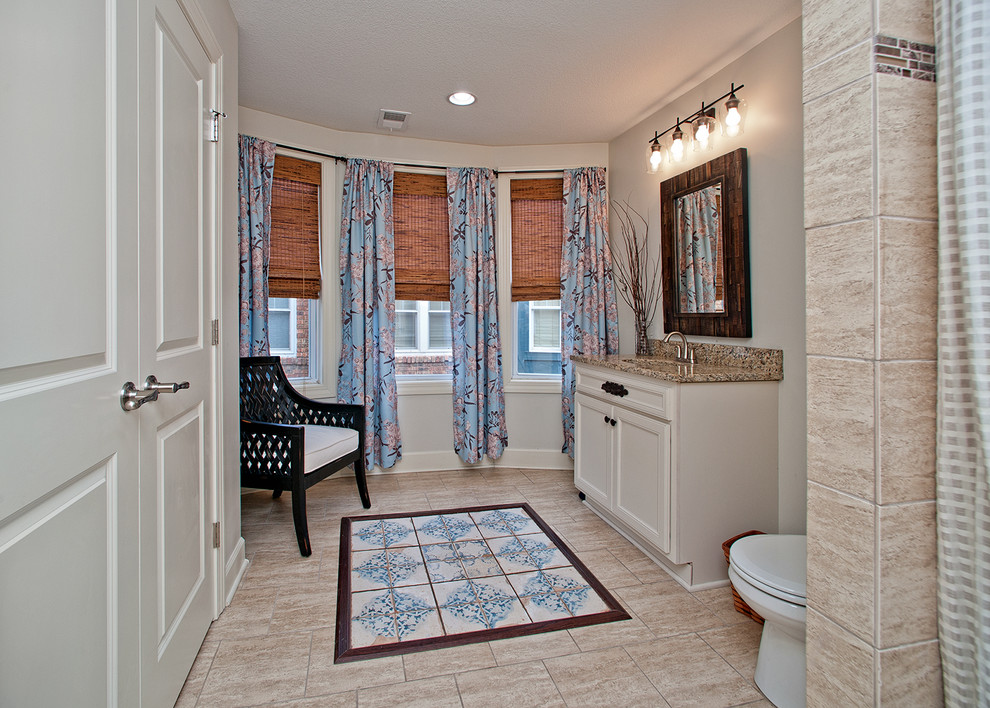 Foto di una piccola stanza da bagno padronale eclettica con ante bianche, WC a due pezzi, piastrelle di marmo, pareti marroni, pavimento con piastrelle in ceramica, top in granito e pavimento beige