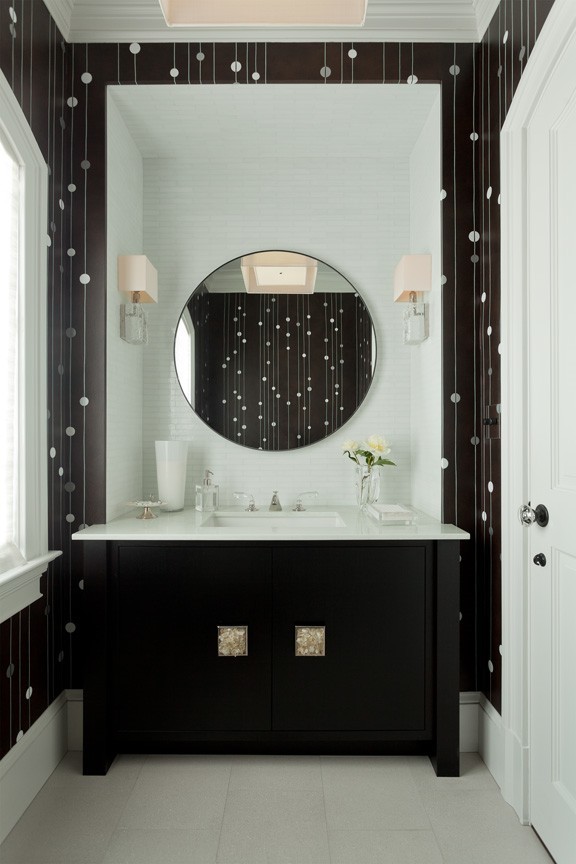 ブリッジポートにあるラグジュアリーな巨大なトランジショナルスタイルのおしゃれな浴室 (コンソール型シンク、家具調キャビネット、黒いキャビネット、白いタイル) の写真