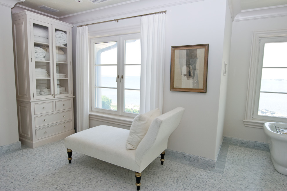 Exempel på ett stort lantligt en-suite badrum, med möbel-liknande, vita skåp, ett badkar med tassar, vit kakel, vita väggar, marmorgolv och ett konsol handfat