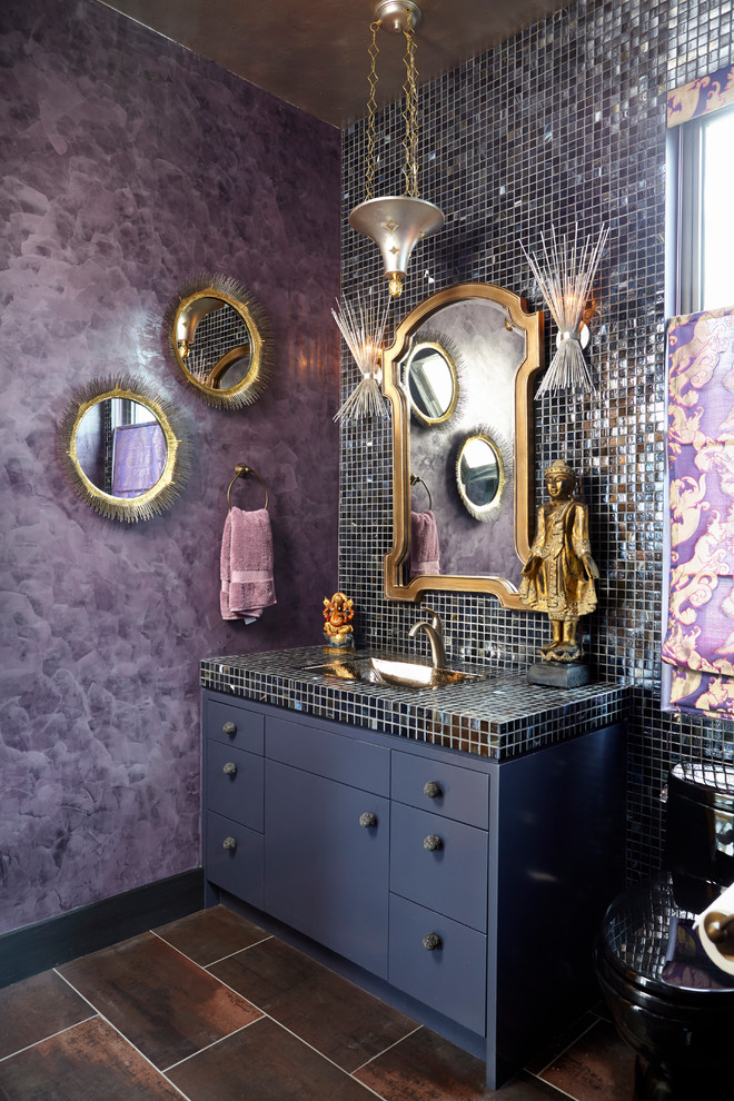 Foto di una stanza da bagno boho chic con ante lisce, piastrelle a mosaico, pareti viola e top piastrellato