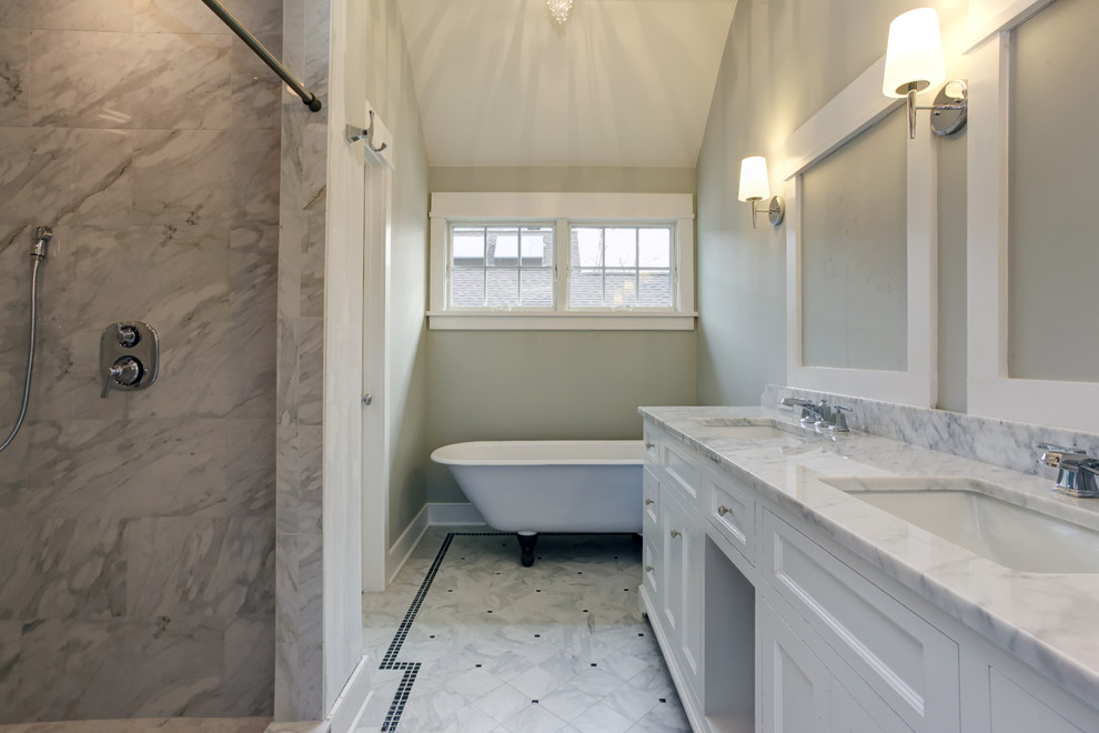 Идея дизайна: главная ванная комната среднего размера в морском стиле с врезной раковиной, фасадами с утопленной филенкой, белыми фасадами, мраморной столешницей, отдельно стоящей ванной, открытым душем, белой плиткой, серыми стенами и мраморным полом