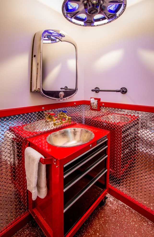 Идея дизайна: большая ванная комната в стиле фьюжн с фасадами островного типа, черными фасадами, разноцветной плиткой, металлической плиткой, красными стенами, душевой кабиной, накладной раковиной и столешницей из искусственного камня