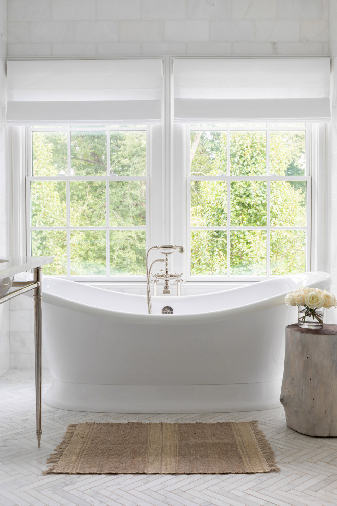 Modelo de cuarto de baño principal tradicional grande con puertas de armario blancas, encimera de mármol, encimeras blancas, paredes blancas, suelo de mármol, lavabo integrado y suelo blanco