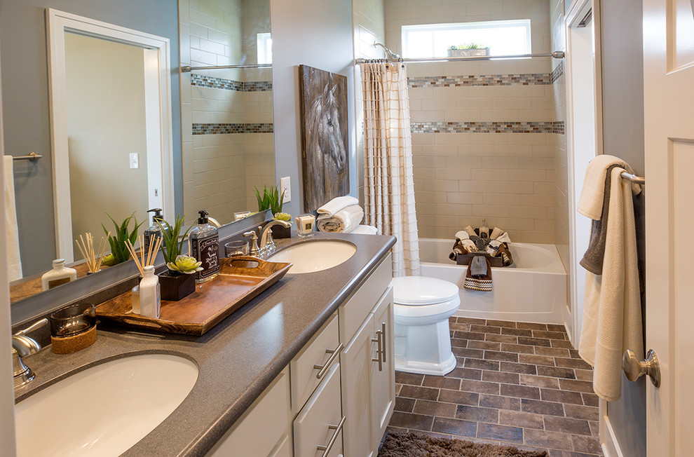 На фото: ванная комната в классическом стиле с белыми фасадами, душем над ванной, бежевой плиткой, керамогранитной плиткой, синими стенами, полом из керамогранита, коричневым полом и шторкой для ванной с