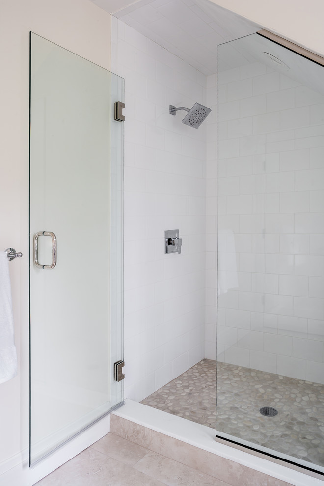 Ejemplo de cuarto de baño principal tradicional renovado de tamaño medio con ducha empotrada y paredes beige