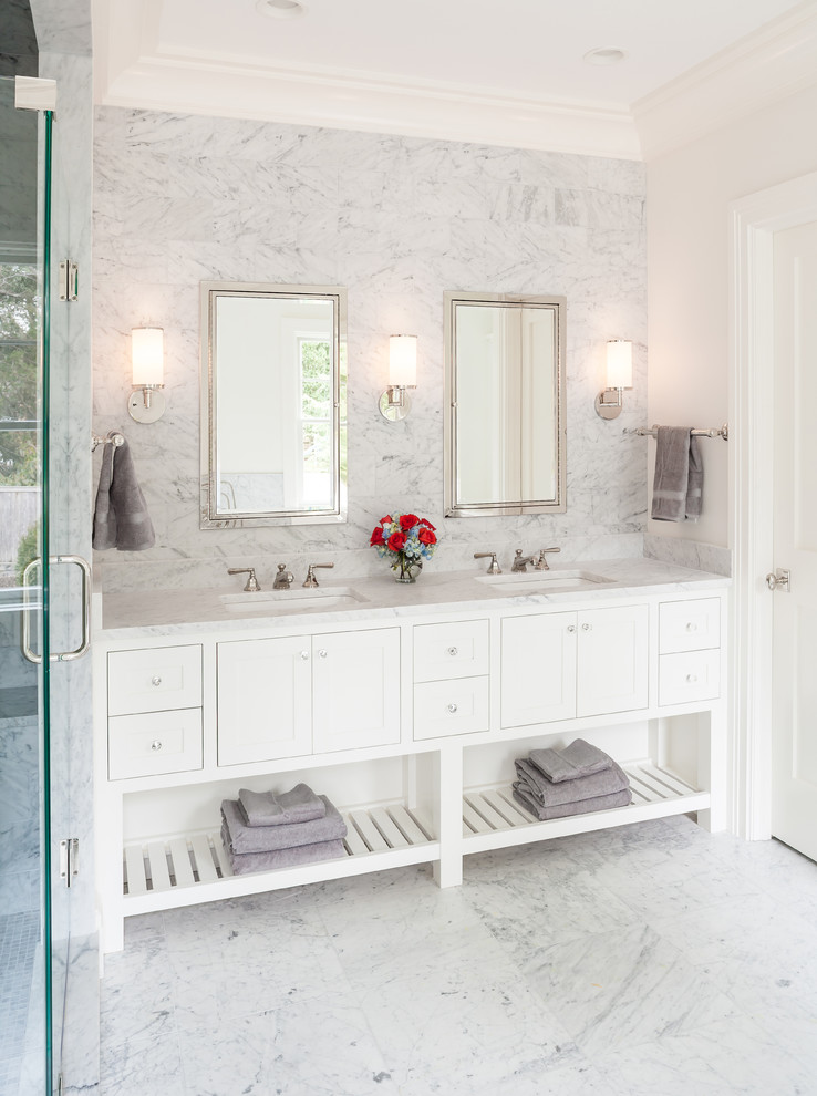 Idée de décoration pour une grande salle de bain principale et grise et blanche tradition avec un placard à porte shaker, des portes de placard blanches, un carrelage gris, un carrelage blanc, un mur blanc, un sol en marbre, un lavabo encastré et un plan de toilette en marbre.