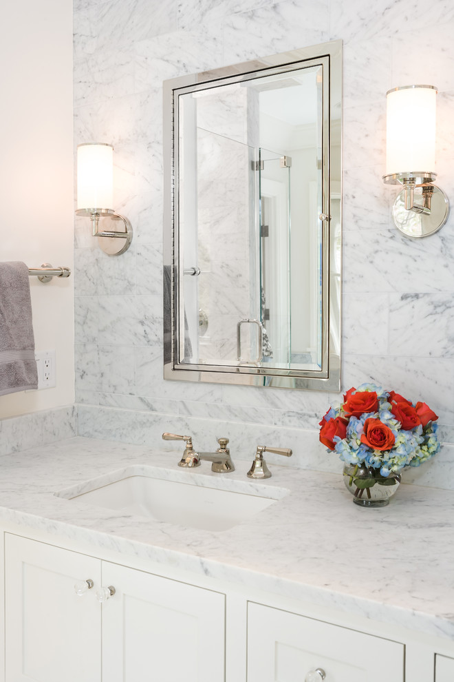 Immagine di una grande stanza da bagno padronale chic con ante in stile shaker, ante bianche, piastrelle grigie, piastrelle bianche, pareti bianche, pavimento in marmo, lavabo sottopiano e top in marmo