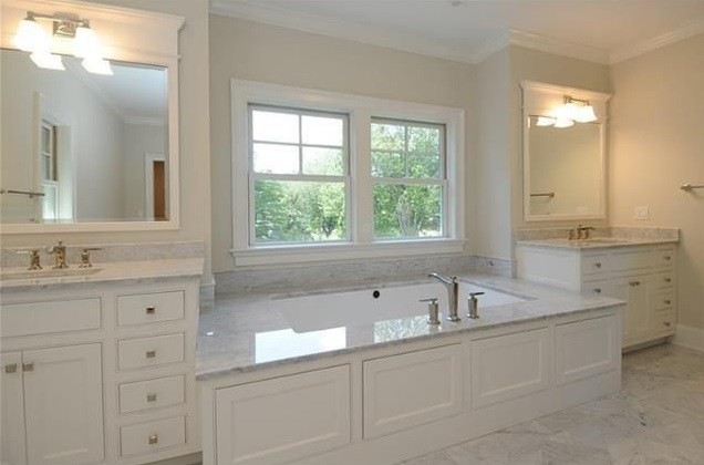Свежая идея для дизайна: ванная комната в стиле неоклассика (современная классика) с плоскими фасадами, белыми фасадами, серыми стенами, мраморным полом и мраморной столешницей - отличное фото интерьера