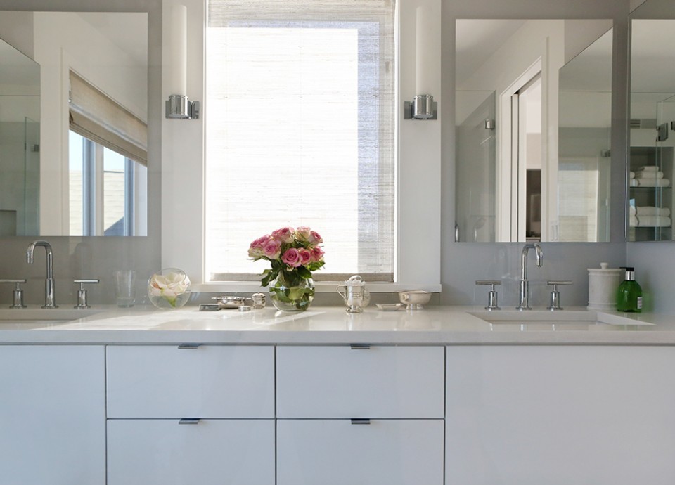 Großes Modernes Badezimmer En Suite mit flächenbündigen Schrankfronten, weißen Schränken, weißen Fliesen, weißer Wandfarbe, Unterbauwaschbecken und Mineralwerkstoff-Waschtisch in New York