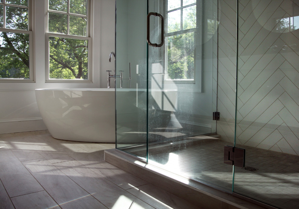 Bild på ett mellanstort funkis en-suite badrum, med släta luckor, ett fristående badkar, en hörndusch, grå kakel, porslinskakel, vita väggar, klinkergolv i porslin, ett integrerad handfat, grått golv och dusch med gångjärnsdörr
