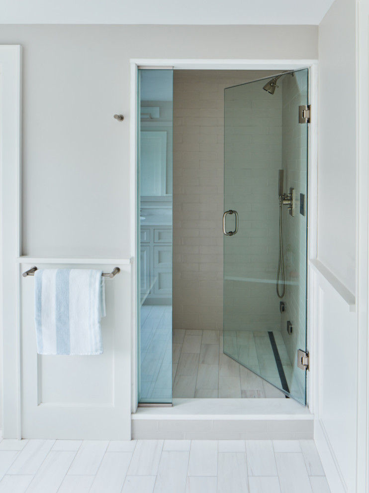Idéer för mellanstora vintage en-suite badrum, med en dusch i en alkov, grå väggar, marmorgolv, grått golv, dusch med gångjärnsdörr och vit kakel