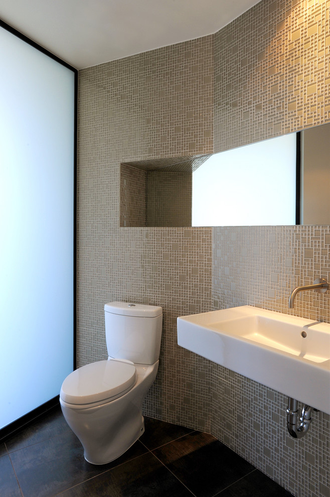На фото: ванная комната в современном стиле с бежевой плиткой, плиткой мозаикой, бежевыми стенами, подвесной раковиной и коричневым полом с