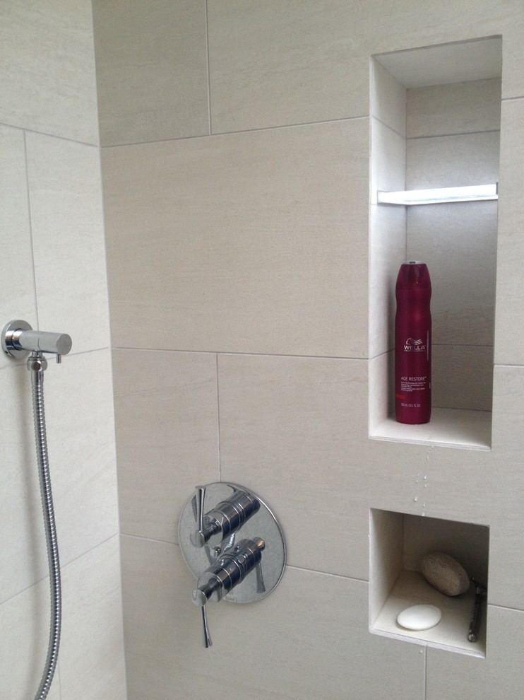 This is an example of a modern bathroom in Vancouver with a corner shower.