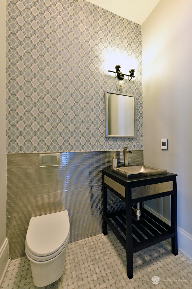 Cette image montre un grand WC suspendu design en bois foncé avec un placard en trompe-l'oeil, carrelage en métal, un mur gris, un sol en marbre et un lavabo de ferme.