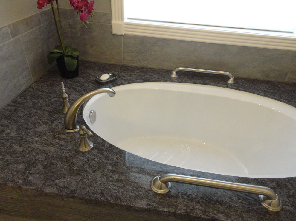 Exempel på ett stort klassiskt en-suite badrum, med skåp i shakerstil, grå skåp, ett platsbyggt badkar, en hörndusch, beige väggar, ett undermonterad handfat, vitt golv och dusch med gångjärnsdörr