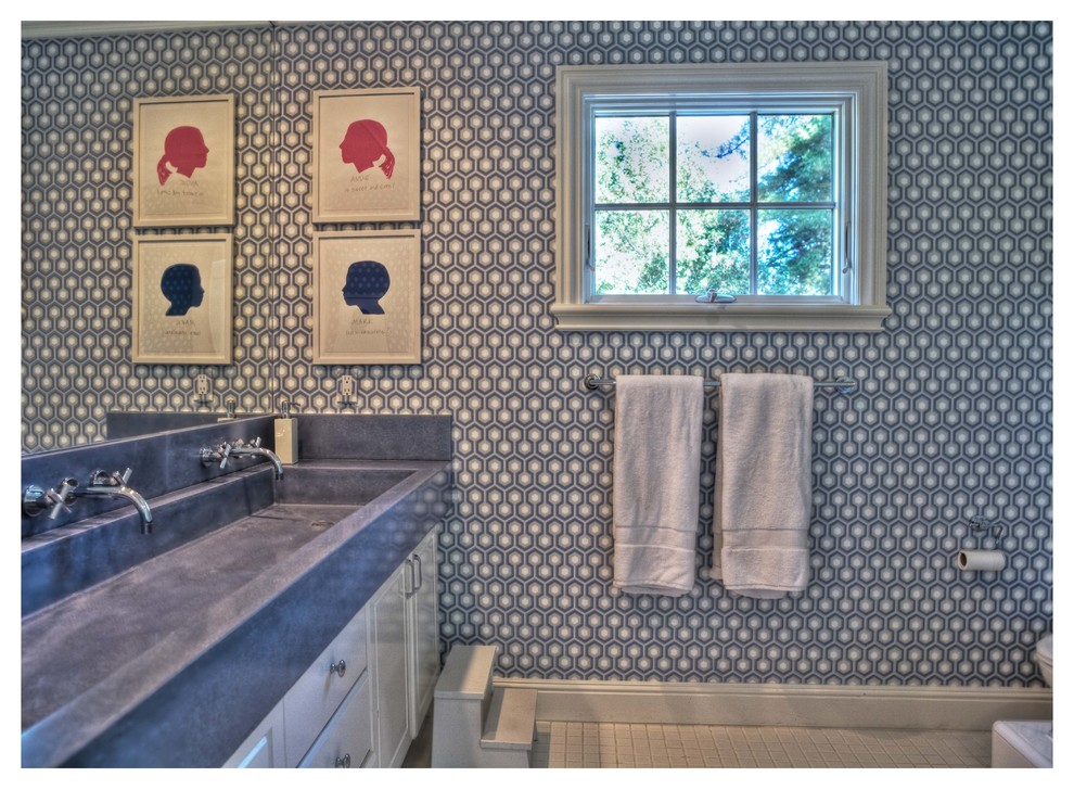 Пример оригинального дизайна: большая детская ванная комната в современном стиле с раковиной с несколькими смесителями, фасадами с выступающей филенкой, белыми фасадами, столешницей из бетона, белой плиткой, керамогранитной плиткой, синими стенами и полом из мозаичной плитки