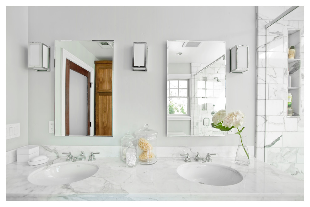 Immagine di una grande stanza da bagno padronale chic con lavabo sottopiano, ante in stile shaker, ante in legno scuro, top in marmo, piastrelle multicolore, piastrelle in pietra, pareti bianche e parquet scuro