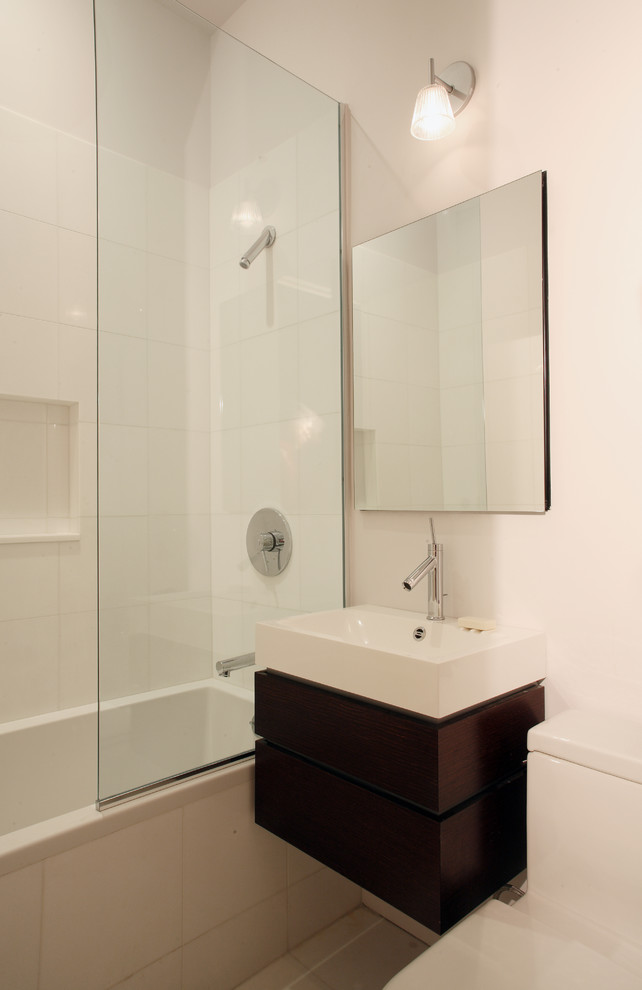 Immagine di una stanza da bagno contemporanea con lavabo sospeso, vasca ad alcova e vasca/doccia