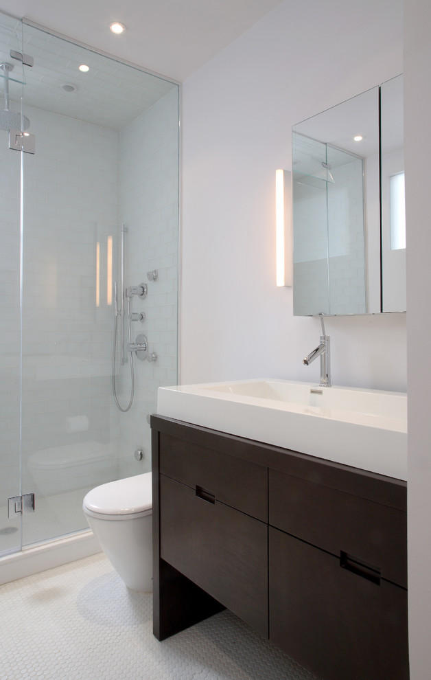 ニューヨークにあるコンテンポラリースタイルのおしゃれな浴室 (モザイクタイル、一体型シンク、照明) の写真