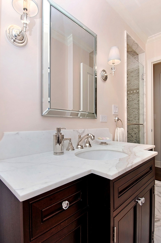 Example of a mid-sized classic bathroom design