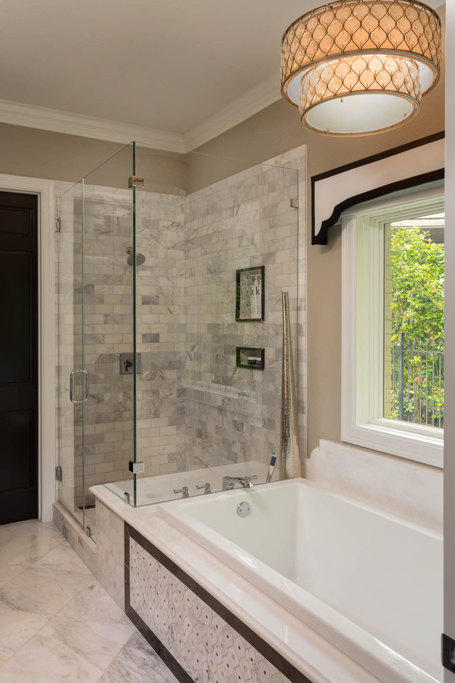 Esempio di una stanza da bagno classica con ante nere, top in marmo, vasca da incasso, piastrelle multicolore, piastrelle a mosaico, pareti beige e pavimento in marmo