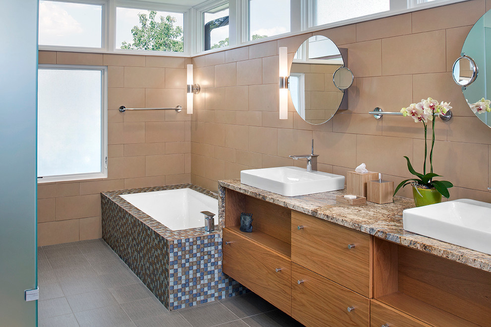Идея дизайна: главная ванная комната в стиле неоклассика (современная классика) с фасадами цвета дерева среднего тона, столешницей из гранита, полновстраиваемой ванной и бежевой плиткой
