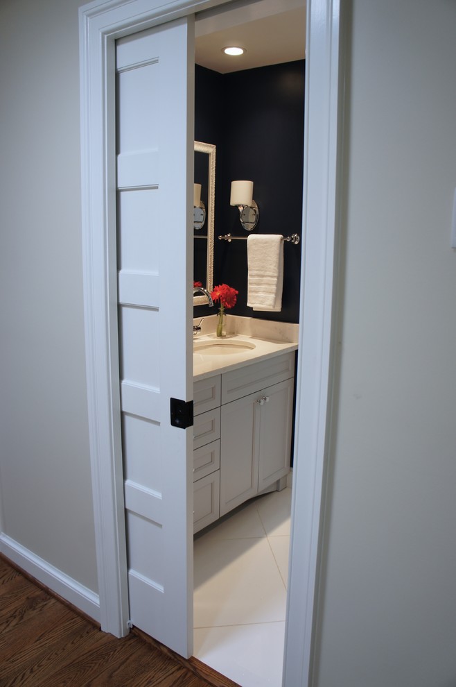 ワシントンD.C.にある高級な中くらいなトラディショナルスタイルのおしゃれな浴室 (アンダーカウンター洗面器、落し込みパネル扉のキャビネット、グレーのキャビネット、クオーツストーンの洗面台、アルコーブ型浴槽、アルコーブ型シャワー、一体型トイレ	、白いタイル、磁器タイル、青い壁、磁器タイルの床) の写真