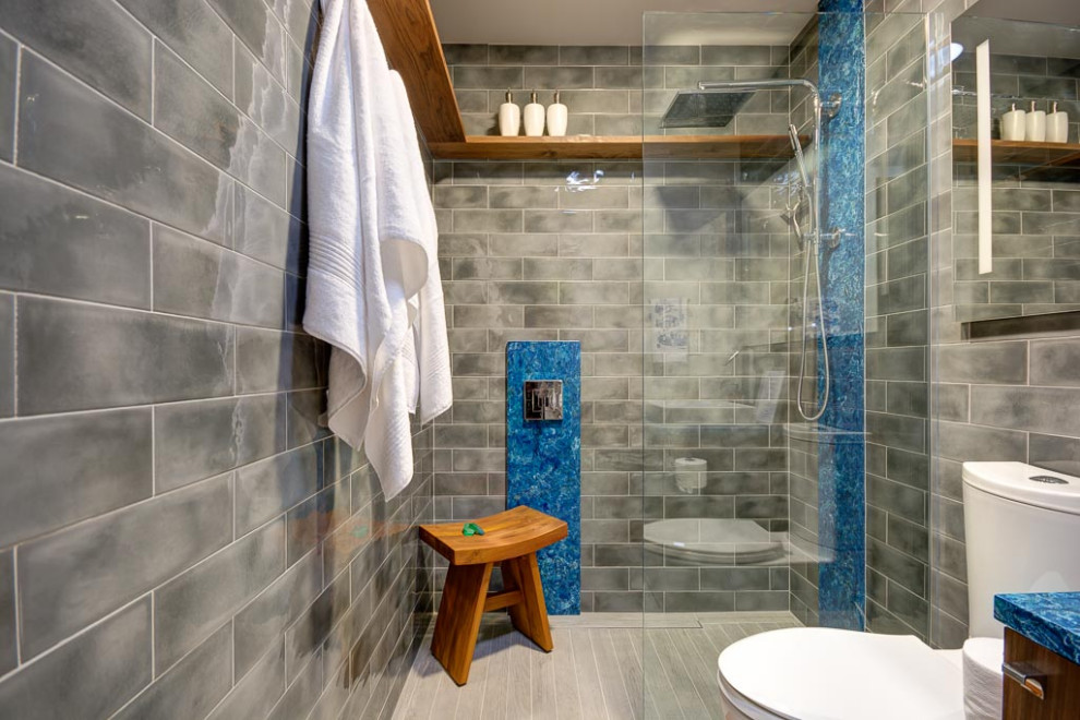 Идея дизайна: маленькая ванная комната в стиле фьюжн с фасадами цвета дерева среднего тона, душем без бортиков, серой плиткой, серыми стенами, душевой кабиной, серым полом, открытым душем и синей столешницей для на участке и в саду
