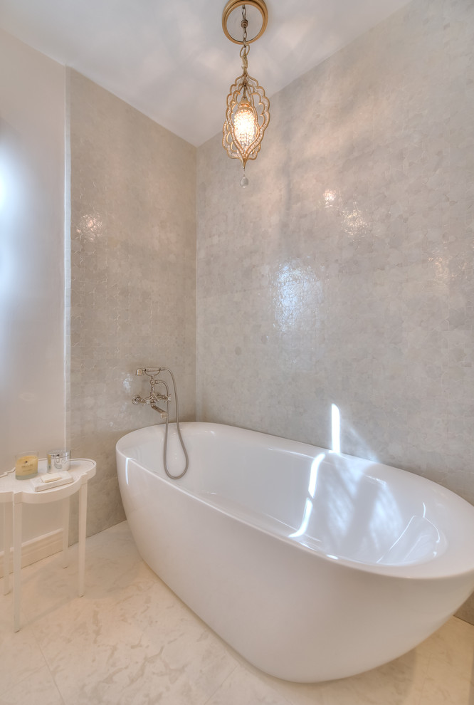 Exempel på ett mellanstort medelhavsstil badrum, med släta luckor, vita skåp, ett fristående badkar, en dusch/badkar-kombination, vita väggar, ett undermonterad handfat och dusch med gångjärnsdörr