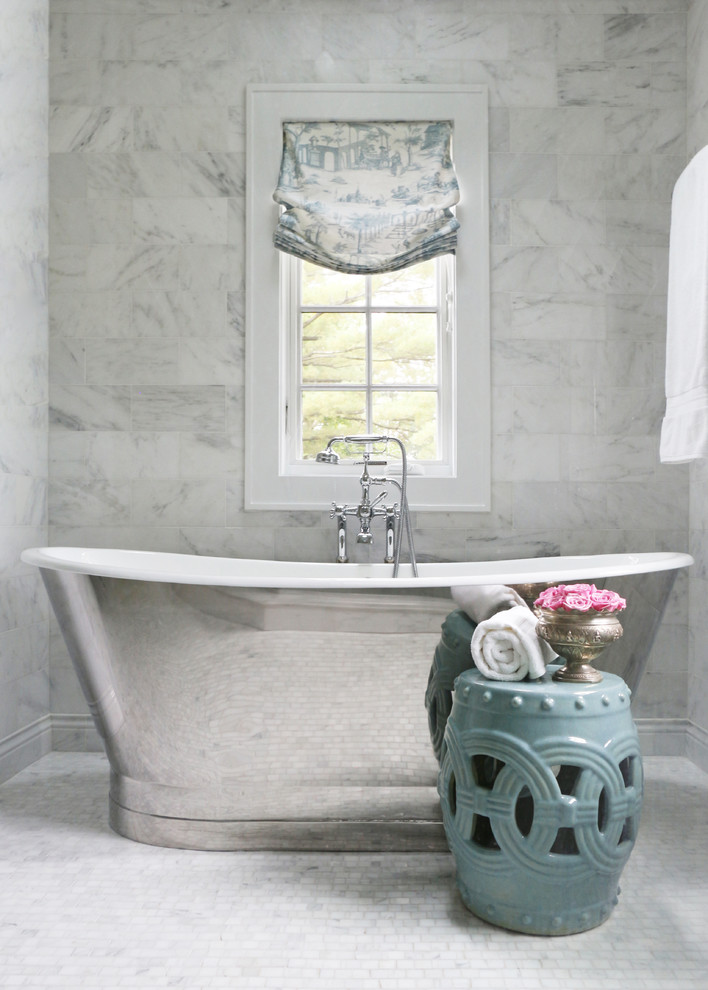 Idéer för ett stort klassiskt en-suite badrum, med skåp i shakerstil, vita skåp, ett fristående badkar, en dusch i en alkov, en vägghängd toalettstol, grå kakel, marmorkakel, grå väggar, marmorgolv, ett undermonterad handfat, marmorbänkskiva, grått golv och dusch med gångjärnsdörr