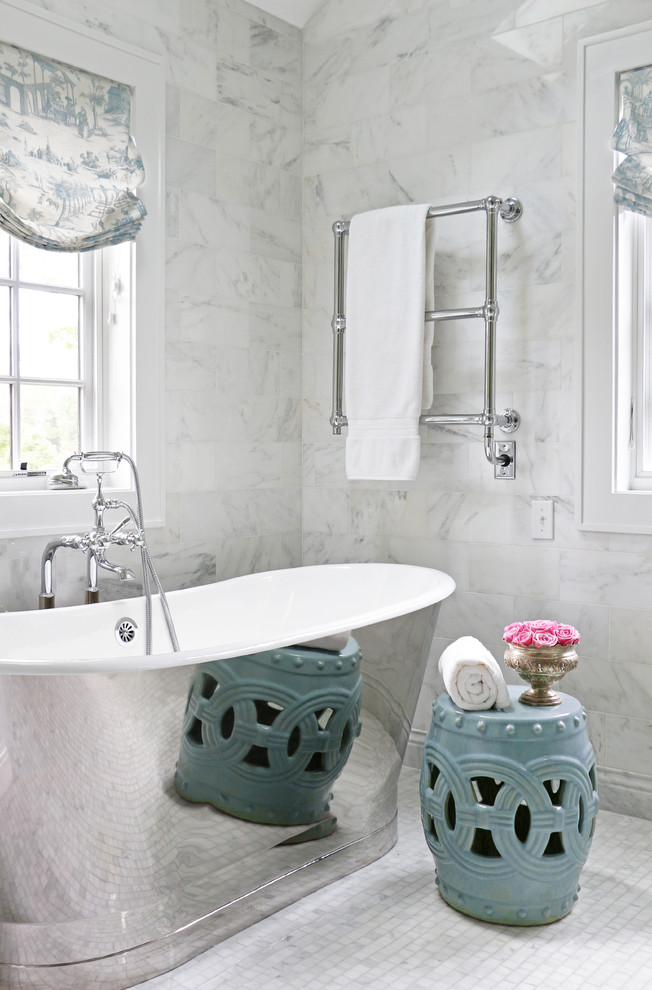 Exemple d'une grande salle de bain principale chic avec une baignoire indépendante, du carrelage en marbre, un sol en marbre et un sol blanc.