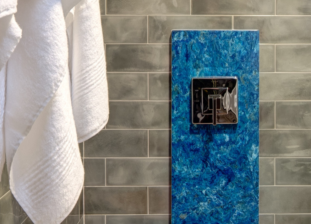 Modelo de cuarto de baño bohemio pequeño con puertas de armario de madera oscura, ducha a ras de suelo, baldosas y/o azulejos grises, paredes grises, aseo y ducha, suelo gris, ducha abierta y encimeras azules