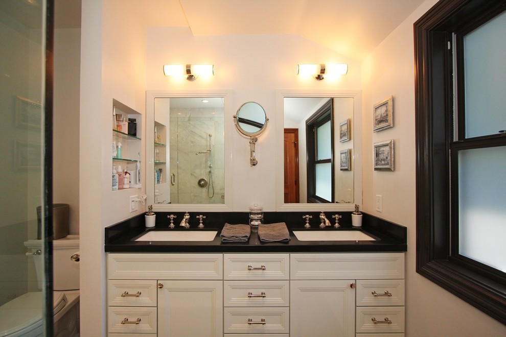 Свежая идея для дизайна: главная ванная комната в классическом стиле с накладной раковиной, фасадами с утопленной филенкой, белыми фасадами, угловым душем, раздельным унитазом и белыми стенами - отличное фото интерьера
