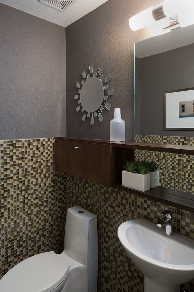 Пример оригинального дизайна: ванная комната в стиле ретро с темными деревянными фасадами, унитазом-моноблоком, разноцветной плиткой, плиткой мозаикой, серыми стенами, полом из бамбука, раковиной с пьедесталом и душем с распашными дверями