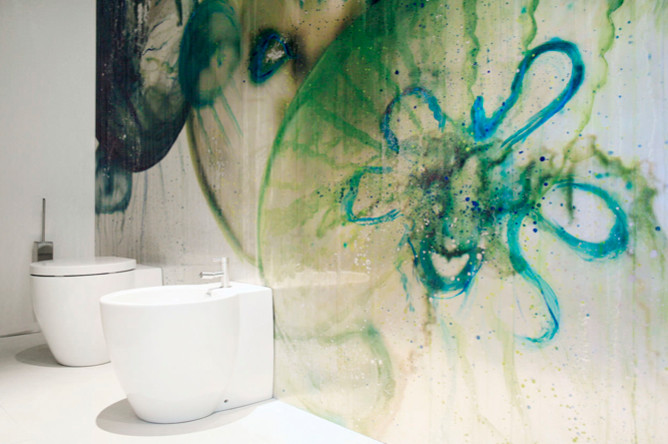 Imagen de cuarto de baño moderno con baldosas y/o azulejos multicolor y paredes multicolor