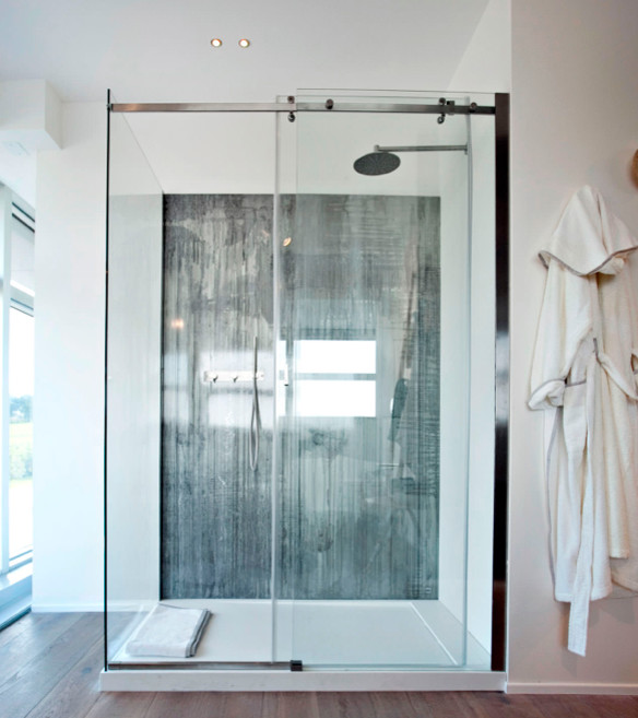 Идея дизайна: ванная комната в стиле модернизм с серой плиткой и серыми стенами