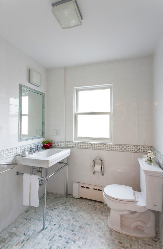На фото: маленькая ванная комната в викторианском стиле с белой плиткой, плиткой кабанчик, белыми стенами, мраморным полом и душевой кабиной для на участке и в саду