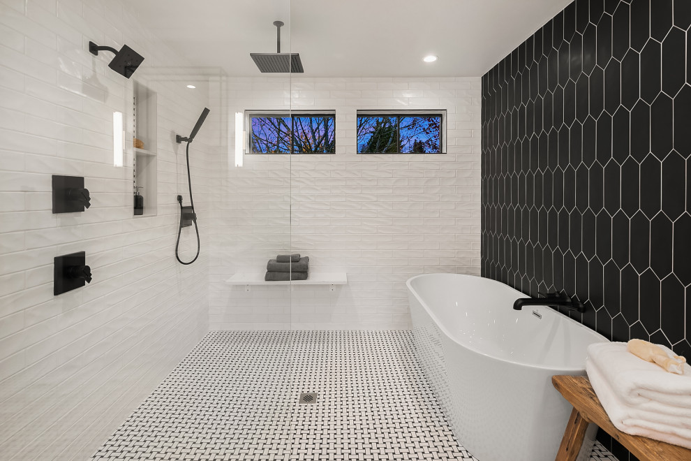 Idéer för stora lantliga vitt en-suite badrum, med skåp i shakerstil, grå skåp, ett fristående badkar, våtrum, vita väggar, mellanmörkt trägolv och med dusch som är öppen