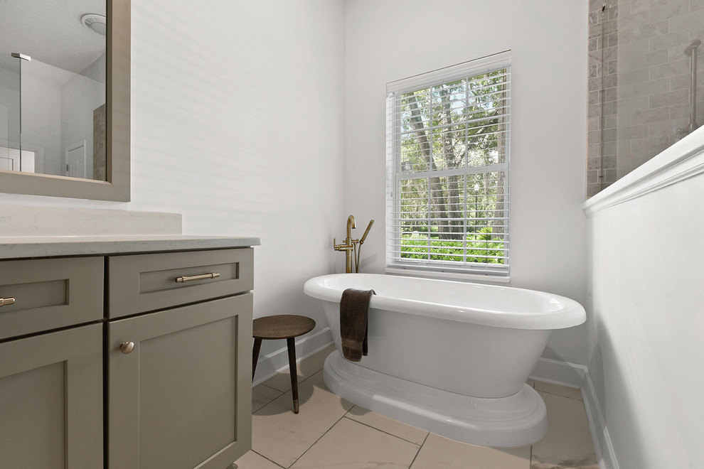 Свежая идея для дизайна: большая главная ванная комната в стиле модернизм с фасадами в стиле шейкер, серыми фасадами, отдельно стоящей ванной, открытым душем, раздельным унитазом, серой плиткой, мраморной плиткой, белыми стенами, мраморным полом, врезной раковиной, столешницей из искусственного кварца, белым полом, открытым душем и белой столешницей - отличное фото интерьера