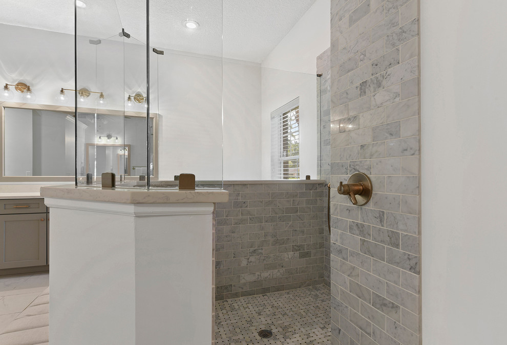 Modern inredning av ett stort vit vitt en-suite badrum, med skåp i shakerstil, grå skåp, ett fristående badkar, en öppen dusch, en toalettstol med separat cisternkåpa, grå kakel, marmorkakel, vita väggar, marmorgolv, ett undermonterad handfat, bänkskiva i kvarts, vitt golv och med dusch som är öppen