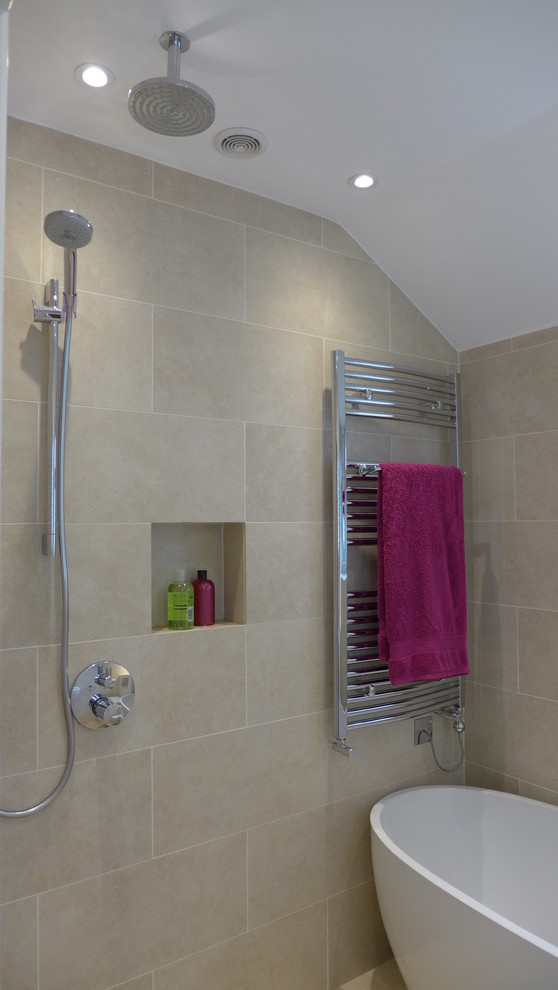 Ejemplo de cuarto de baño contemporáneo pequeño con ducha abierta, baldosas y/o azulejos beige, baldosas y/o azulejos de porcelana, paredes beige y suelo de baldosas de porcelana
