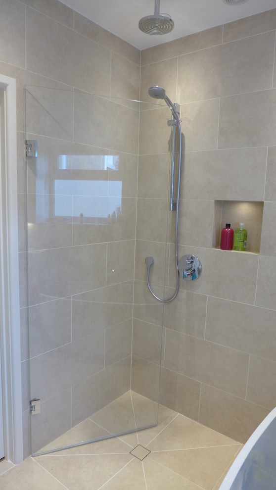 Immagine di una piccola stanza da bagno per bambini contemporanea con doccia aperta, piastrelle beige, piastrelle in gres porcellanato e pavimento in gres porcellanato