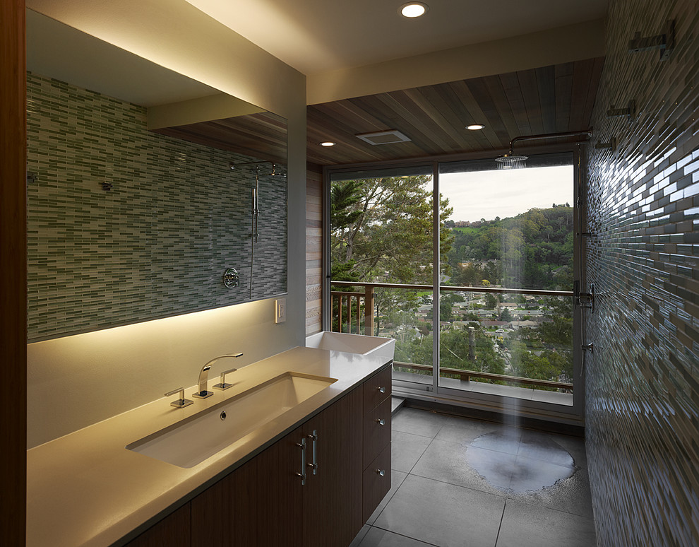 Diseño de cuarto de baño moderno con baldosas y/o azulejos en mosaico, ducha abierta, lavabo bajoencimera y ducha abierta