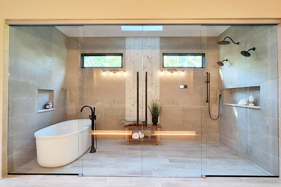 На фото: ванная комната в стиле неоклассика (современная классика) с душевой комнатой и душем с раздвижными дверями