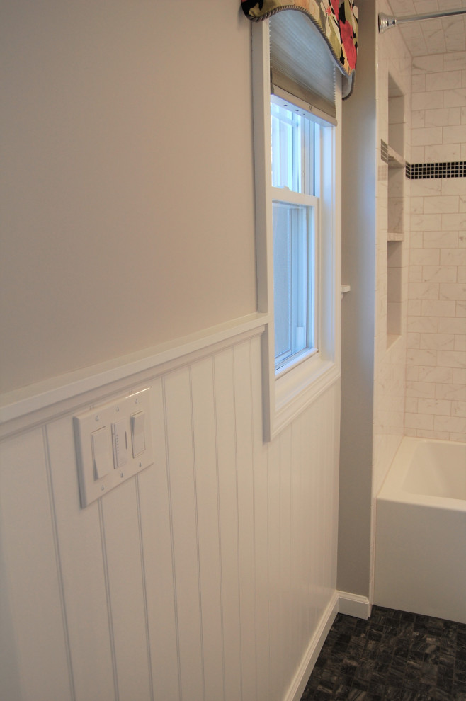 Источник вдохновения для домашнего уюта: маленькая детская ванная комната в стиле неоклассика (современная классика) с фасадами в стиле шейкер, белыми фасадами, ванной в нише, душем над ванной, раздельным унитазом, белой плиткой, керамогранитной плиткой, серыми стенами, полом из мозаичной плитки, врезной раковиной, столешницей из искусственного кварца, черным полом, шторкой для ванной и разноцветной столешницей для на участке и в саду