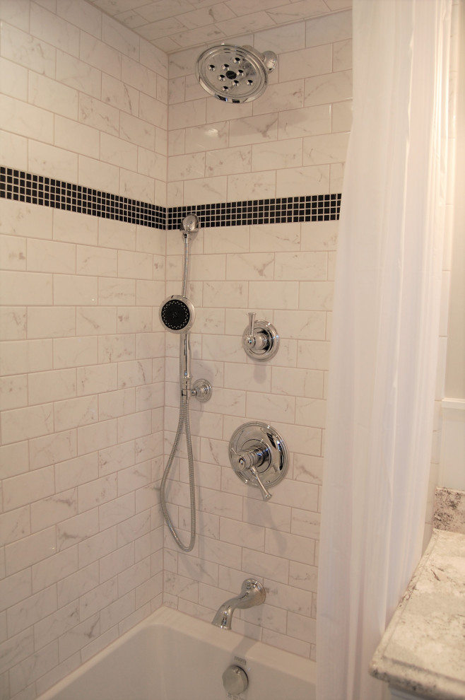 Idéer för att renovera ett litet vintage flerfärgad flerfärgat badrum för barn, med skåp i shakerstil, vita skåp, ett badkar i en alkov, en dusch/badkar-kombination, en toalettstol med separat cisternkåpa, vit kakel, porslinskakel, grå väggar, mosaikgolv, ett undermonterad handfat, bänkskiva i kvarts, svart golv och dusch med duschdraperi