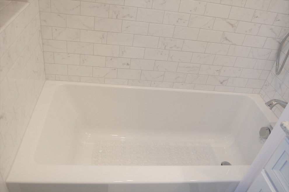 Пример оригинального дизайна: маленькая детская ванная комната в стиле неоклассика (современная классика) с фасадами в стиле шейкер, белыми фасадами, ванной в нише, душем над ванной, раздельным унитазом, белой плиткой, керамогранитной плиткой, серыми стенами, полом из мозаичной плитки, врезной раковиной, столешницей из искусственного кварца, черным полом, шторкой для ванной и разноцветной столешницей для на участке и в саду